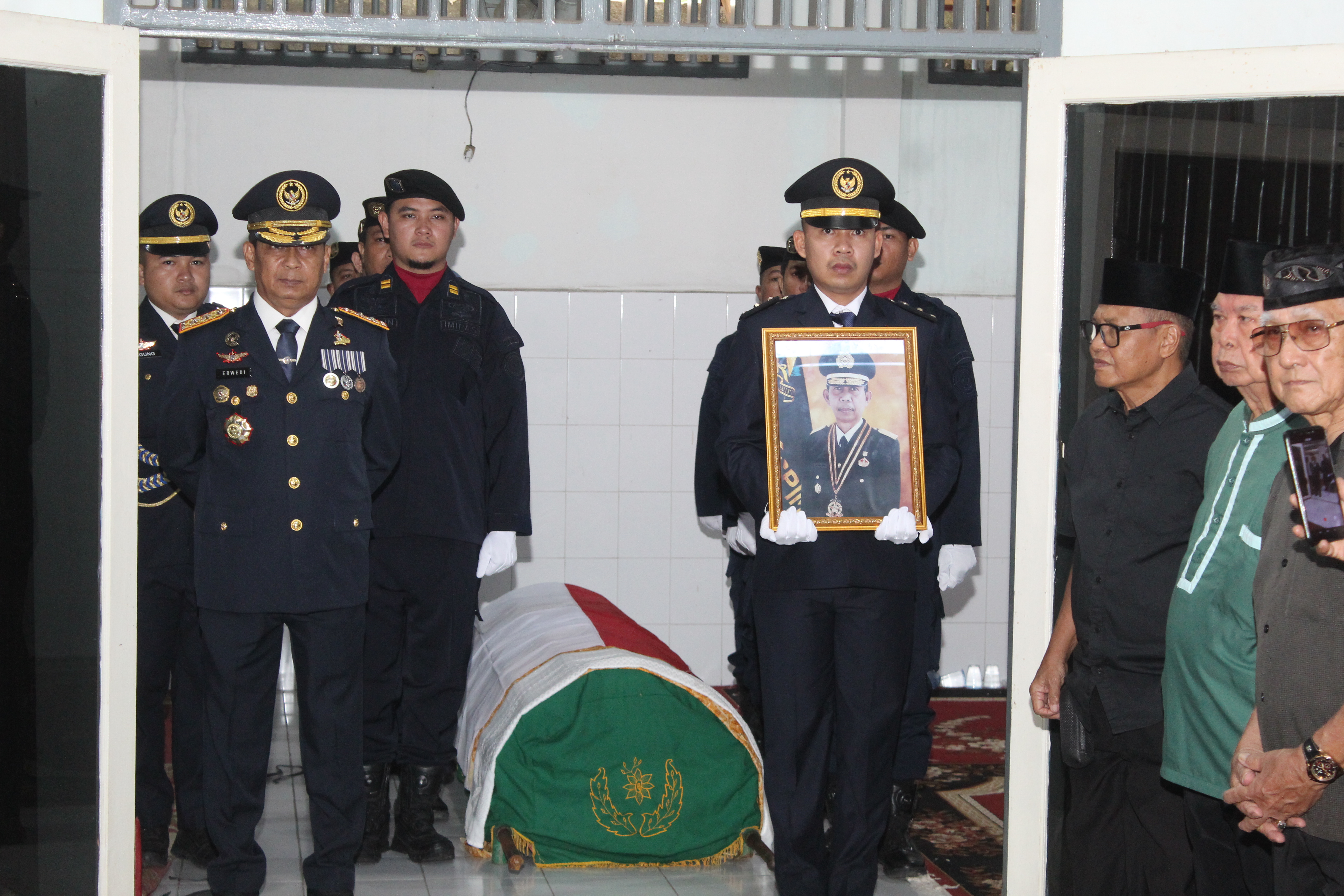 Penghormatan Terakhir Penuh Haru: Kakanwil Ditjenpas Sumsel Irup Pemakaman Chairuddin Idrus