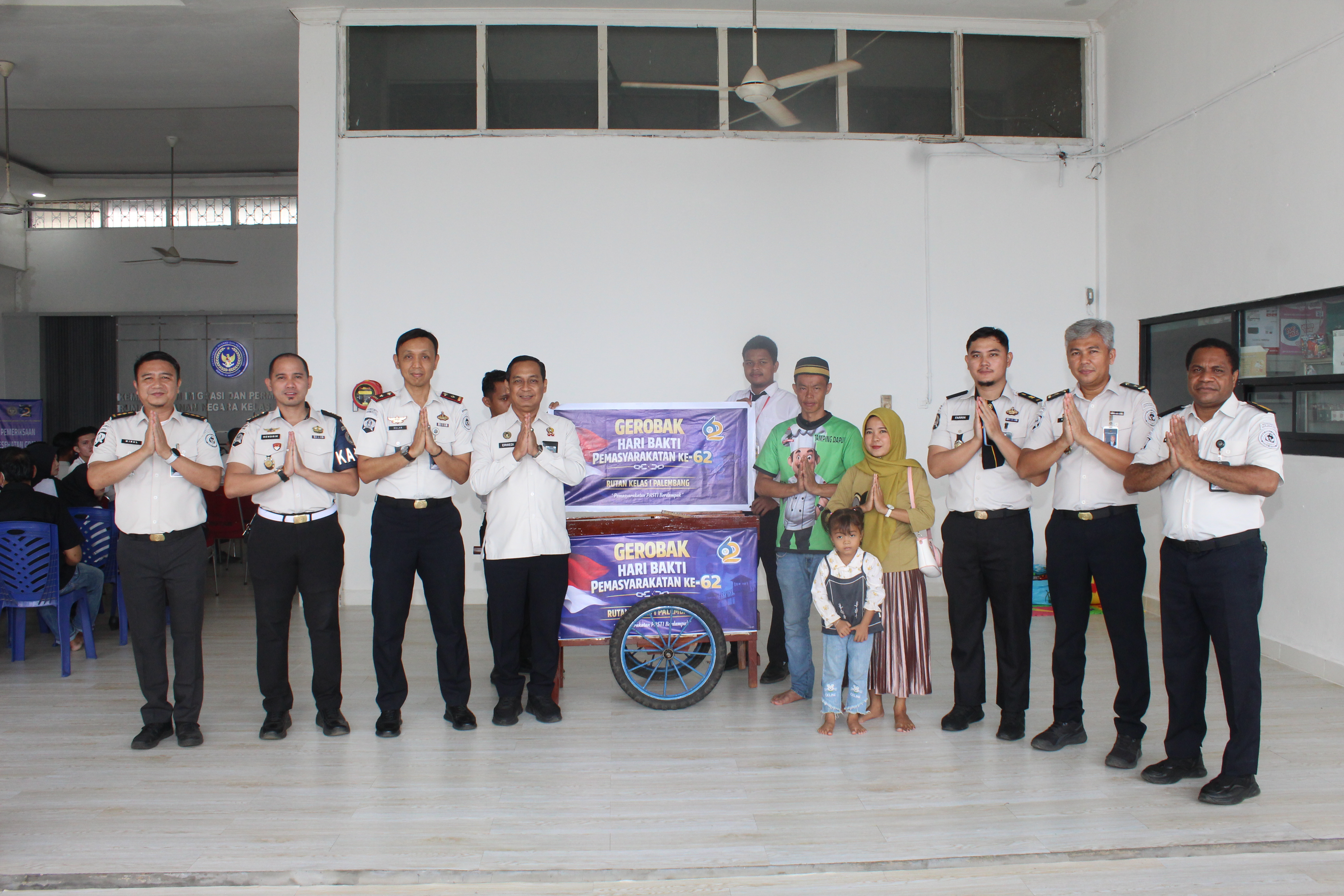 Kakanwil Ditjenpas Sumsel Serahkan Bantuan Gerobak UMKM kepada Keluarga Warga Binaan Jelang HBP ke-62